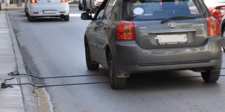 Δήμος Κοζάνης: Καλώδια μέτρησης κυκλοφοριακού φόρτου σε πολλούς κεντρικούς δρόμους της πόλης (Φωτογραφίες)