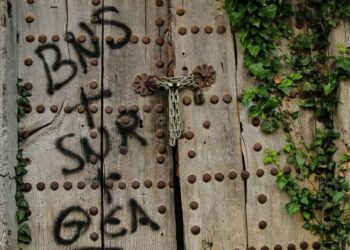 Σιάτιστα: Έβαψαν την παραδοσιακή πόρτα με σπρέι