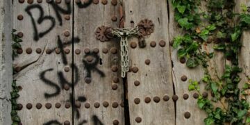 Σιάτιστα: Έβαψαν την παραδοσιακή πόρτα με σπρέι