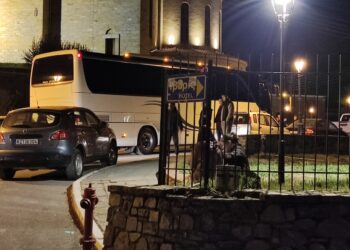 Σιάτιστα: Απίστευτο παρκάρισμα.  Έκλεισε το δρόμο για πάνω από μισή ώρα!!!