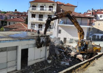 Σιάτιστα: Ξεκίνησε η κατεδάφιση στη λαϊκή αγορά της χώρας.  Βίντεο και φωτογραφίες