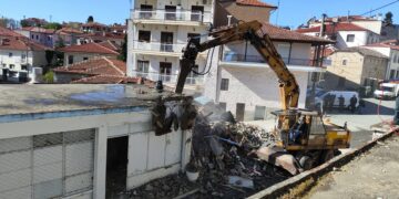 Σιάτιστα: Ξεκίνησε η κατεδάφιση στη λαϊκή αγορά της χώρας.  Βίντεο και φωτογραφίες