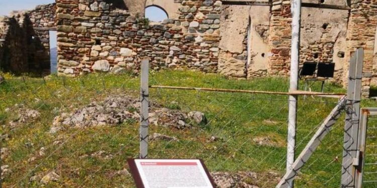 Τοποθέτηση πινακίδων πληροφοριών και ενημέρωσης στον χώρο του Βυζαντινού Κάστρου Σερβίων