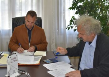 Ακόμη ένα έργο ξεκινάει στον Δήμο Καστοριάς. Υπεγράφη η σύμβαση του έργου «Ασφαλτοστρώσεις οδών Κοινότητας Μανιάκων»