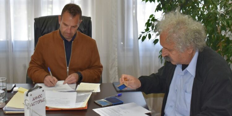 Ακόμη ένα έργο ξεκινάει στον Δήμο Καστοριάς. Υπεγράφη η σύμβαση του έργου «Ασφαλτοστρώσεις οδών Κοινότητας Μανιάκων»