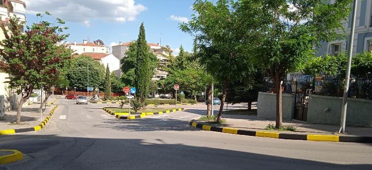 Εργασίες συντήρησης και ευπρεπισμού κόμβων και νησίδων από τον Δήμο Κοζάνης