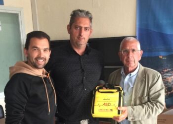 Παράδοση ενός φορητού απινιδωτή από τον Δήμο Καστοριάς στο ΕΤΑΚ Καστοριάς