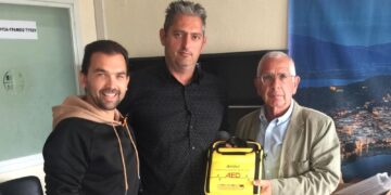 Παράδοση ενός φορητού απινιδωτή από τον Δήμο Καστοριάς στο ΕΤΑΚ Καστοριάς