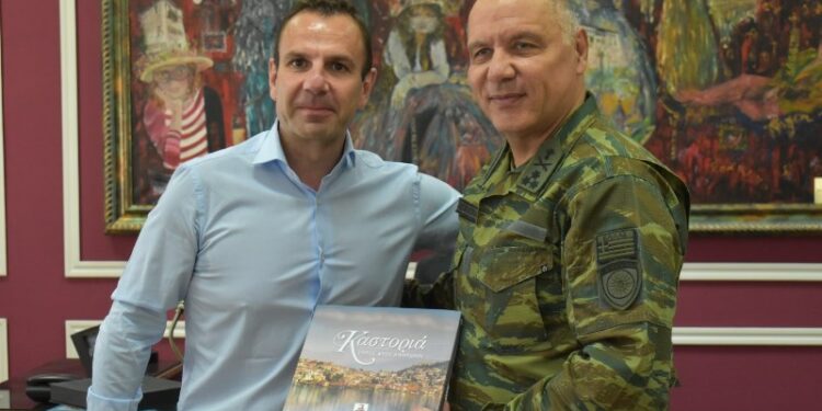 Εθιμοτυπική επίσκεψη του Διοικητή της 1ης Στρατιάς στον Δήμαρχο Καστοριάς