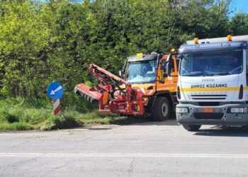 Δήμος Κοζάνης: Σε πλήρη εξέλιξη οι χορτοκοπτικές εργασίες κατά μήκος του δημοτικού οδικού δικτύου – Κάθε μέρα «σαρώνονται» χιλιόμετρα για την ασφάλεια οδηγών και πεζών (Βίντεο+Φωτογραφίες)