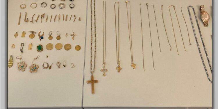 Καστοριά: 59 χρυσαφικά διαφόρων ειδών, 8-ρολόγια, 3 χρυσά νομίσματα Ιταλίας, η λεία από κλοπές σε Ναούς και σπίτια. Φωτογραφίες