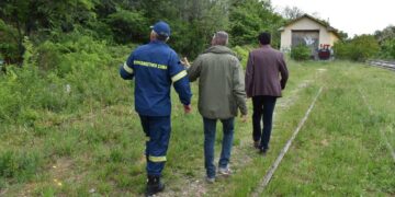 Στη διαχείριση της ανεξέλεγκτης βλάστησης στην περιοχή του ΟΣΕ προχωρά ο Δήμος Κοζάνης σε συνεργασία με την Πυροσβεστική Υπηρεσία (Φωτογραφίες)