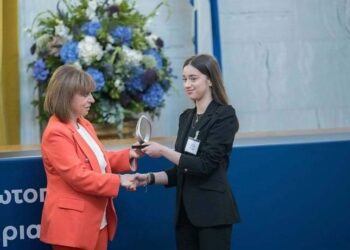 Η μαθήτρια του ΕΠΑΛ Σιάτιστας Τιούκαλια Ραφαηλία βραβεύτηκε από την πρόεδρο της Δημοκρατίας