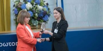 Η μαθήτρια του ΕΠΑΛ Σιάτιστας Τιούκαλια Ραφαηλία βραβεύτηκε από την πρόεδρο της Δημοκρατίας