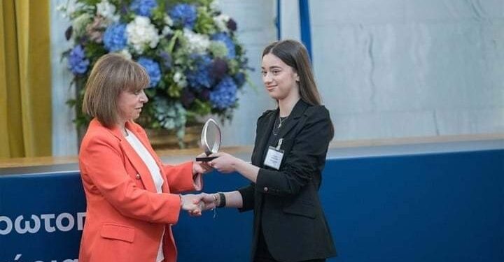 Η μαθήτρια του ΕΠΑΛ Σιάτιστας Τιούκαλια Ραφαηλία βραβεύτηκε από την πρόεδρο της Δημοκρατίας