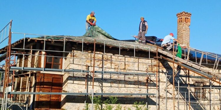 Σιάτιστα: Επανεκκίνησαν οι εργασίες αποκατάστασης στο Αρχοντικό Μανούση. Φωτογραφίες