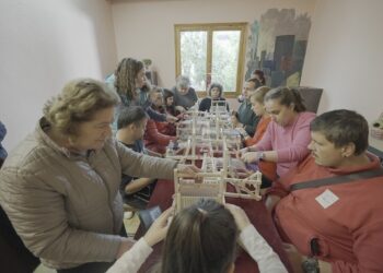 Το πρώτο εργαστήρι υφαντικής τέχνης για ΑμεΑ περνάει σε ένα “φωτεινό σταυροδρόμι”.