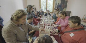 Το πρώτο εργαστήρι υφαντικής τέχνης για ΑμεΑ περνάει σε ένα “φωτεινό σταυροδρόμι”.