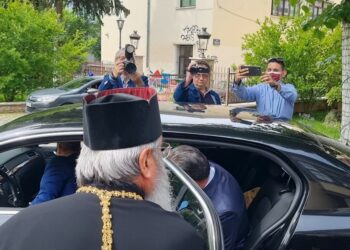 “Απαγωγή” του Άδωνι Γεωργιάδη από τον Μητροπολίτη Κοζάνης.  Βίντεο