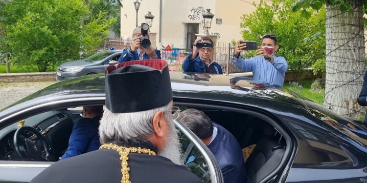 “Απαγωγή” του Άδωνι Γεωργιάδη από τον Μητροπολίτη Κοζάνης.  Βίντεο