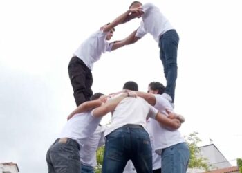 Δεσκάτη Γρεβενών: Το εντυπωσιακό έθιμο της Αντρομάνας – Χορός ανθρώπινης πυραμίδας με 15 νέους