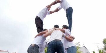 Δεσκάτη Γρεβενών: Το εντυπωσιακό έθιμο της Αντρομάνας – Χορός ανθρώπινης πυραμίδας με 15 νέους