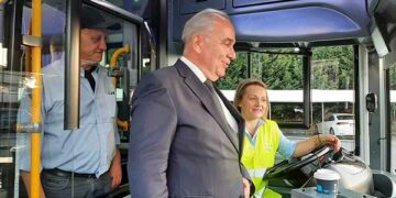 Ο Νίκος Παπαθανάσης σε λεωφορείο υδρογόνου στα Κοίλα Κοζάνης, το αίτημα του προέδρου των αστικών ΚΤΕΛ Κοζάνης και η Βαΐτσα, η πρώτη γυναίκα οδηγός