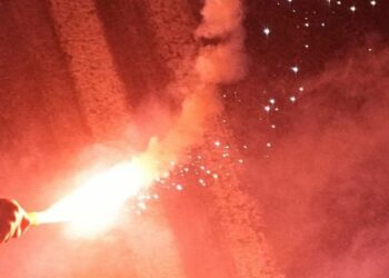 Καλαμάτα: Ναυτική φωτοβολίδα κατέληξε σε αυλή σπιτιού – Τραυματίστηκαν πατέρας και κόρη