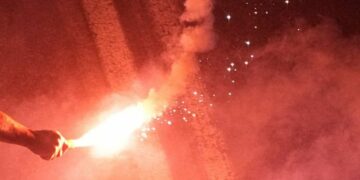 Καλαμάτα: Ναυτική φωτοβολίδα κατέληξε σε αυλή σπιτιού – Τραυματίστηκαν πατέρας και κόρη