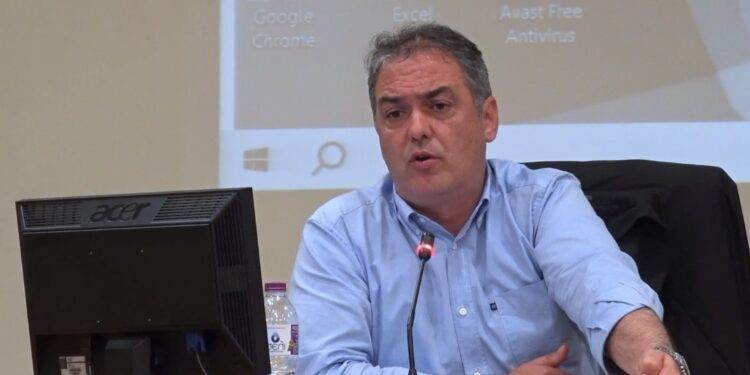 «Με την παρούσα Δημοτική Αρχή, Δήμος και τοπικές κοινωνίες συζητάνε πλέον μαζί για το θέμα των φωτοβολταϊκών» – Η τοποθέτηση του Δημάρχου Κοζάνης Γιάννη Κοκκαλιάρη στο Δημοτικό Συμβούλιο (Βίντεο)