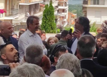 Ο πρωθυπουργός Κυριάκος Μητσοτάκης στα Σέρβια – Θερμή υποδοχή από αρκετό κόσμο και..σέλφι με μαθητές γυμνασίου-Βίντεο και φωτογραφίες