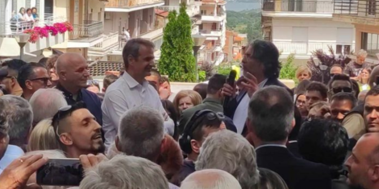 Ο πρωθυπουργός Κυριάκος Μητσοτάκης στα Σέρβια – Θερμή υποδοχή από αρκετό κόσμο και..σέλφι με μαθητές γυμνασίου-Βίντεο και φωτογραφίες