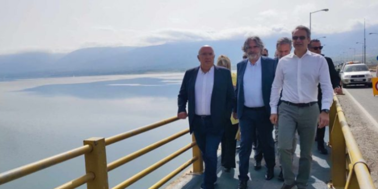 Ο πρωθυπουργός Κυριάκος Μητσοτάκης στην υψηλή γέφυρα των Σερβίων