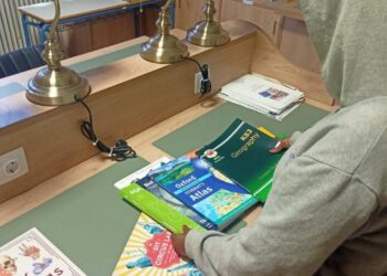 Η πολύχρωμη βιβλιοθήκης της Δομής Πενταλόφου