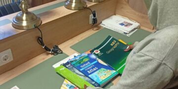 Η πολύχρωμη βιβλιοθήκης της Δομής Πενταλόφου