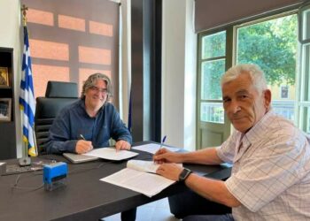 Υπογραφή σύμβασης από τον Δήμαρχο Σερβίων Χρήστο Ελευθερίου για τη Συντήρηση και Αποκατάσταση της Εσωτερικής Οδοποιίας Σερβίων