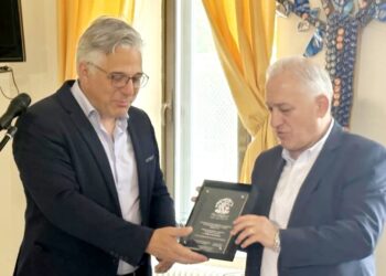 Δήμος Βοΐου: Απονομή τιμητικής πλακέτας από τον Δήμαρχο Βοΐου κ. Χρήστο Ζευκλή στον Πρόεδρο της ΚΕΔΕ κ. Λάζαρο Κυρίζογλου στο πλαίσιο των εκδηλώσεων «Μέρες Γιορτών Βοΐου- Πέλεκον 2024»