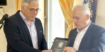 Δήμος Βοΐου: Απονομή τιμητικής πλακέτας από τον Δήμαρχο Βοΐου κ. Χρήστο Ζευκλή στον Πρόεδρο της ΚΕΔΕ κ. Λάζαρο Κυρίζογλου στο πλαίσιο των εκδηλώσεων «Μέρες Γιορτών Βοΐου- Πέλεκον 2024»