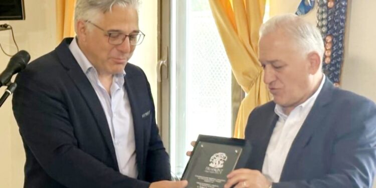 Δήμος Βοΐου: Απονομή τιμητικής πλακέτας από τον Δήμαρχο Βοΐου κ. Χρήστο Ζευκλή στον Πρόεδρο της ΚΕΔΕ κ. Λάζαρο Κυρίζογλου στο πλαίσιο των εκδηλώσεων «Μέρες Γιορτών Βοΐου- Πέλεκον 2024»