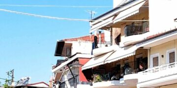 Γρεβενά: Ειδικές δυνάμεις απέτρεψαν την πτώση 53χρονου από μπαλκόνι (βίντεο)