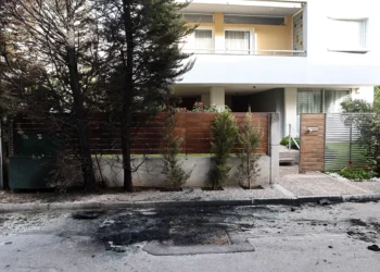 Επίθεση με μολότοφ έξω από το σπίτι της προέδρου του Αρείου Πάγου, τραυματίστηκε αστυνομικός. Βίντεο