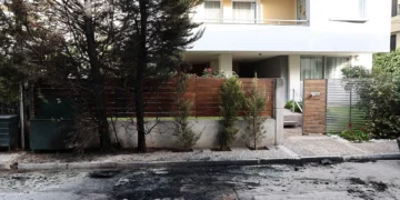 Επίθεση με μολότοφ έξω από το σπίτι της προέδρου του Αρείου Πάγου, τραυματίστηκε αστυνομικός. Βίντεο