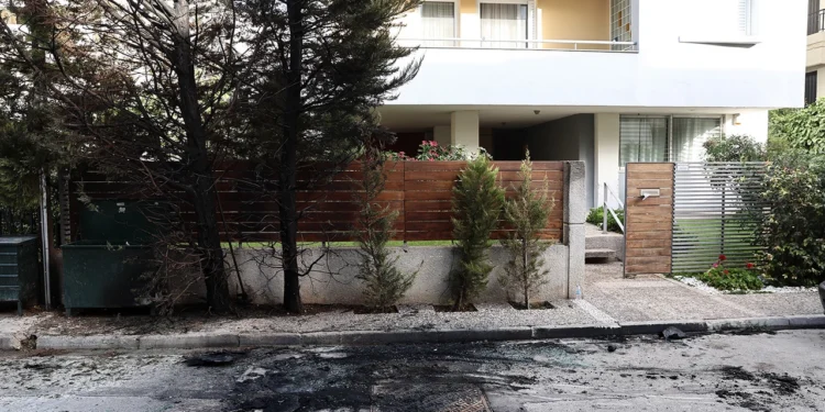 Επίθεση με μολότοφ έξω από το σπίτι της προέδρου του Αρείου Πάγου, τραυματίστηκε αστυνομικός. Βίντεο