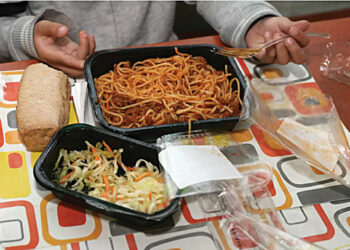 Εντόπισαν ληγμένες πρώτες ύλες ενός χρόνου στο εργοστάσιο Γιαννίτση με τα σχολικά γεύματα