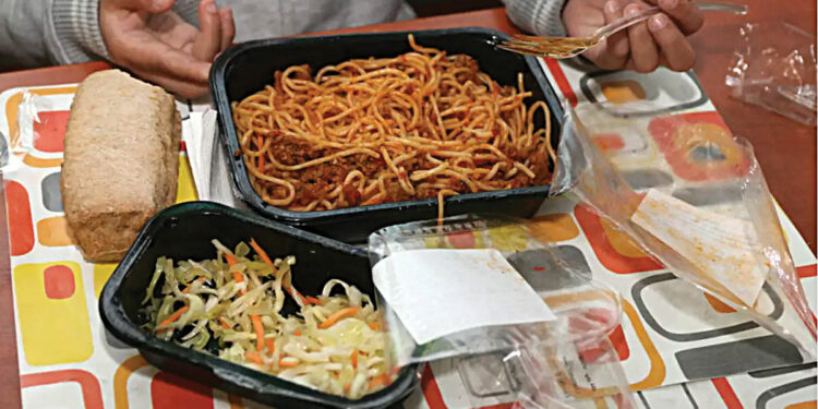 Εντόπισαν ληγμένες πρώτες ύλες ενός χρόνου στο εργοστάσιο Γιαννίτση με τα σχολικά γεύματα