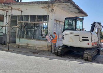 Σιάτιστα: Έπεσε και το τελευταίο δημόσιο κτήριο.  Βίντεο