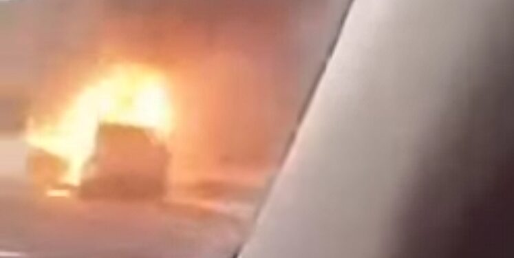Δείτε πώς τυλίχτηκε στις φλόγες το ΙΧ στην Εγνατία Οδό, πριν τα τούνελ από Βέροια προς Κοζάνη- Φλόγες παντού- Βίντεο