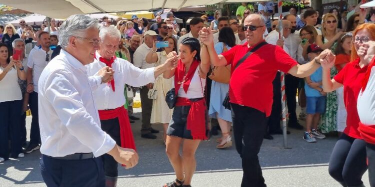 Οι καβαλάρηδες της Παναγιάς στη Σιάτιστα. Δείτε πολλές φωτογραφίες από την παρέλαση