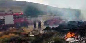 Γαλατινή: Φωτιά από κεραυνό σε κτηνοτροφική μονάδα -Δείτε τα βίντεο