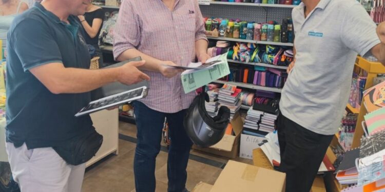 Συνεχίζονται και τους θερινούς μήνες οι στοχευμένες δράσεις της Διεύθυνσης Αστυνομίας Καστοριάς,  με τη διανομή ενημερωτικών φυλλαδίων  για την πρόληψη απατών